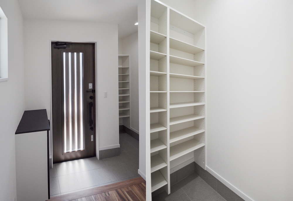 可動式棚がびっしりあるシューズクローク