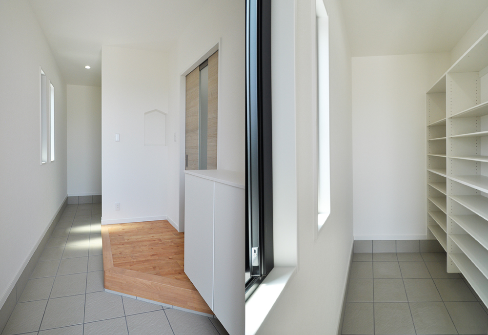 玄関の奥にある大容量のシューズクローク