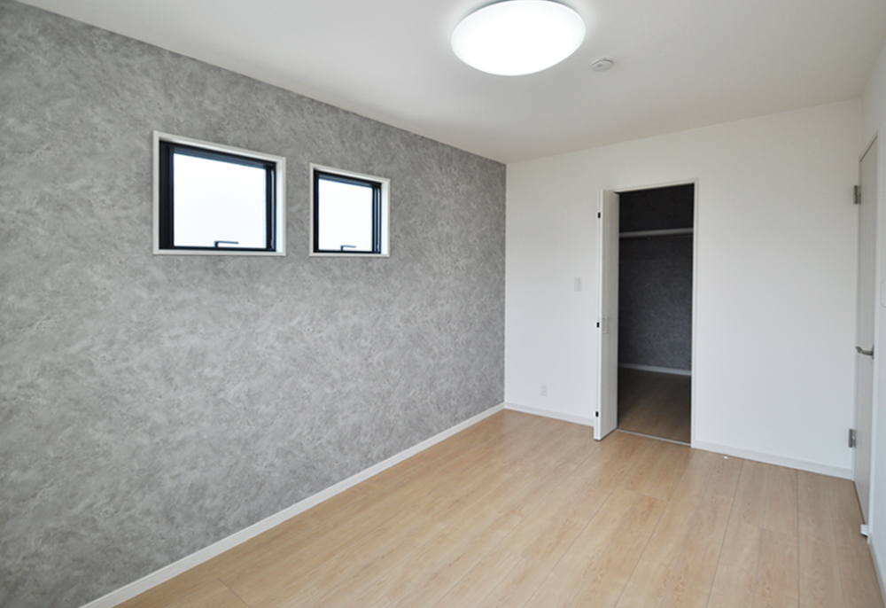 大容量のウォークインクローゼットのある主寝室