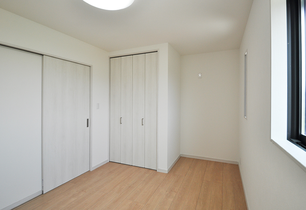 ナチュラルな色合いでコーディネイトした個室