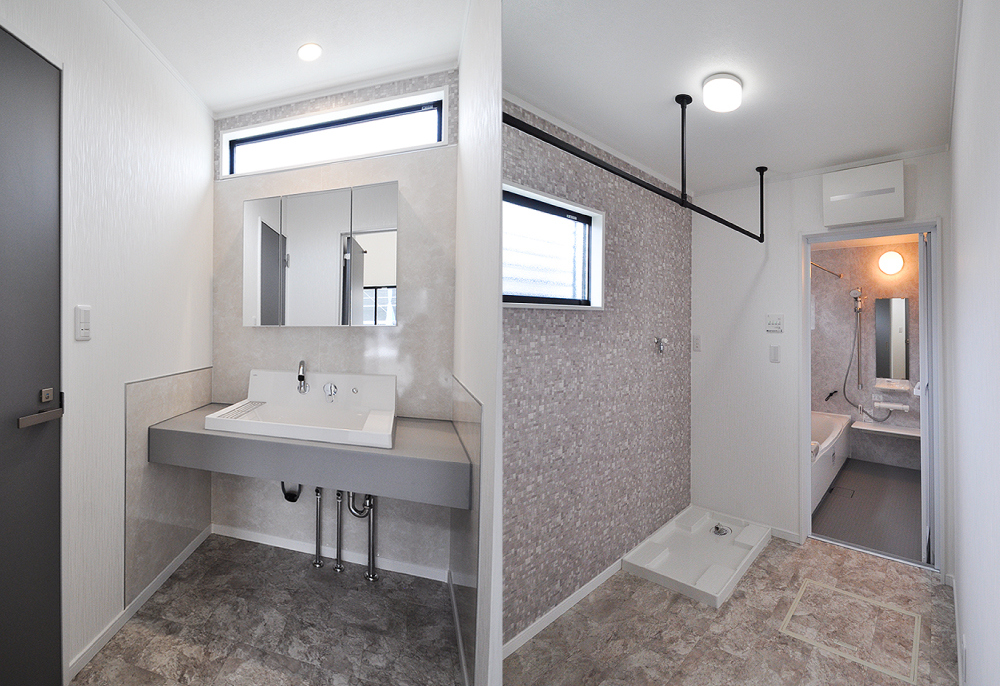 独立型の洗面室とランドリースペースのある脱衣室