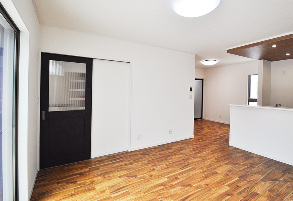 木の温もりが感じられる明るいリビング