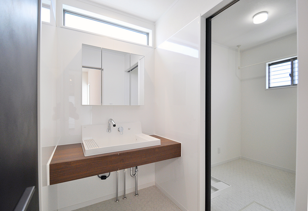 独立型洗面室とランドリースペースのある脱衣室