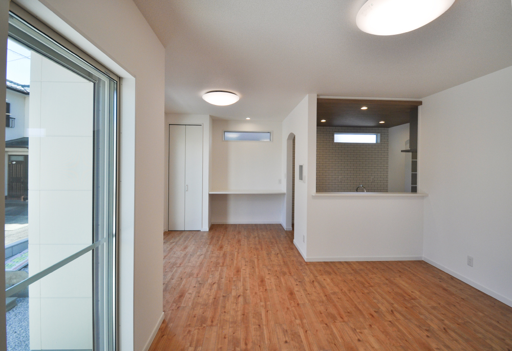 カウンターと収納のある明るいリビングダイニング