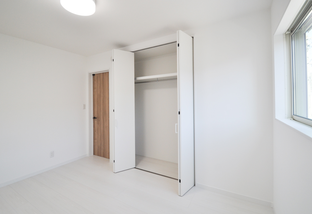 大容量クローゼットのあるナチュラルな個室