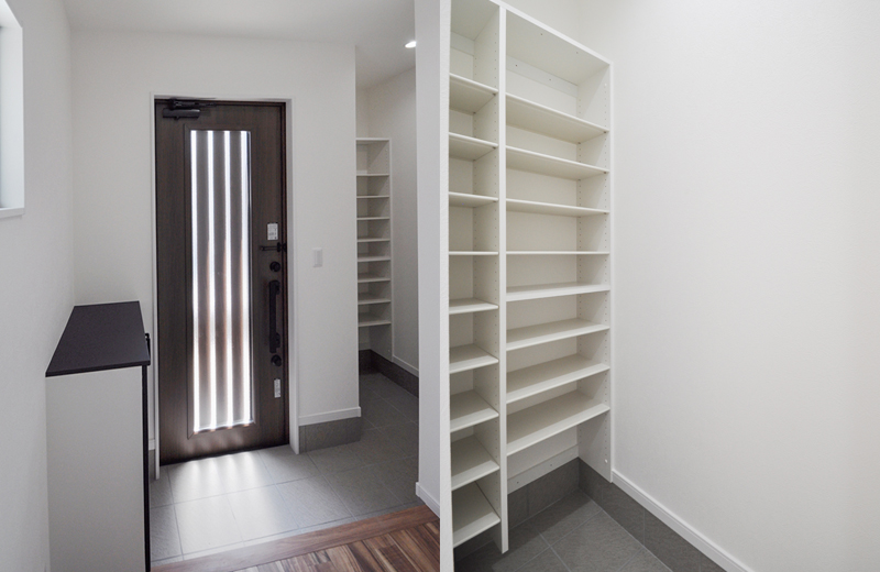 さっと仕舞えるオープンなシューズクローク