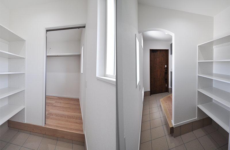 奥に続くシューズクロークとファミリークローゼット