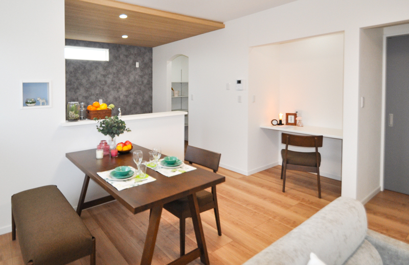 備付デスクと家具付きのリビングダイニング