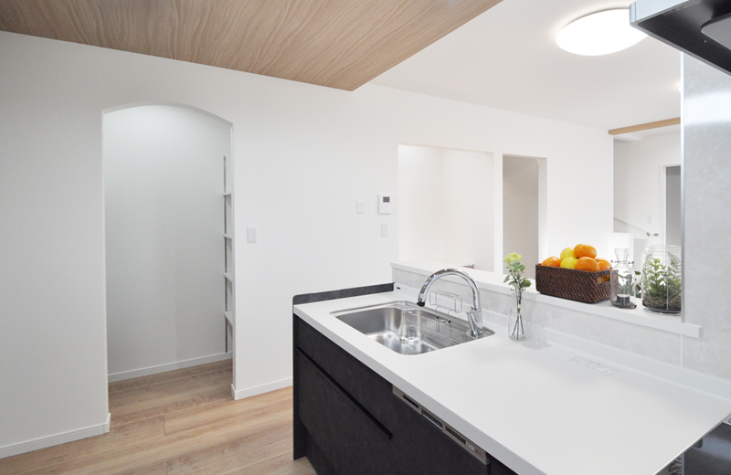 二ヵ所にパントリーのある使い勝手のいいキッチン