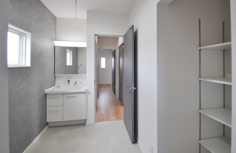 ファミリークローゼットから一直線の洗面脱衣室