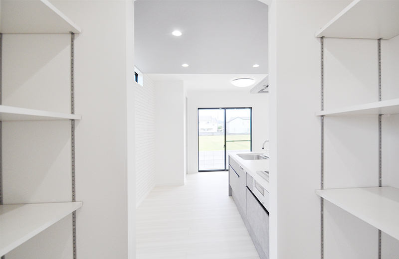 洗面脱衣室にも抜けられる大容量のパントリー