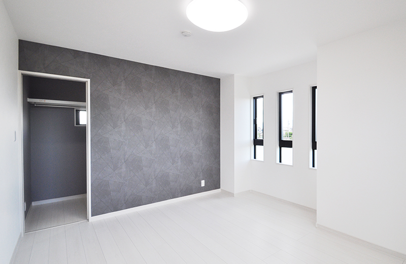 小窓付ウォークインクローゼットのある落ち着いた寝室