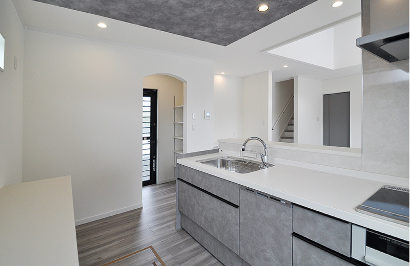 収納キャビネットとパントリーのあるキッチン